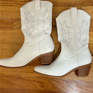 Low heeled white cowboy boots - size 8